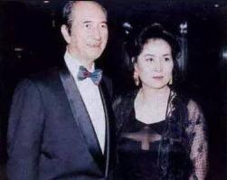 赌王何鸿燊生前娶了四房太太，为何李嘉诚却至今不娶周凯旋？