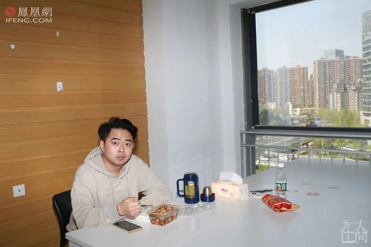 因为实习妹子跟着他干活儿很辛苦，带教已婚男老师频繁单独约饭是不是不合适，还很喜欢黏她很听话的？