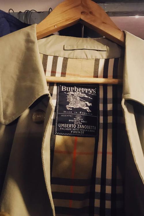 我想要应聘就是奢侈品牌的销售，像LV,BURBERRY等。而且我有高级定制成衣销售的经验，但是不知道该怎么去应