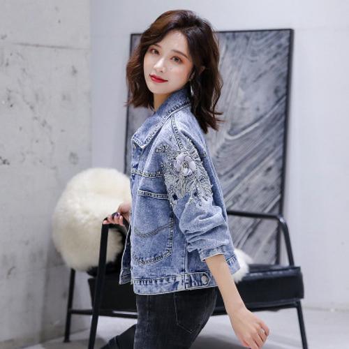 短牛仔外套配什么衣服