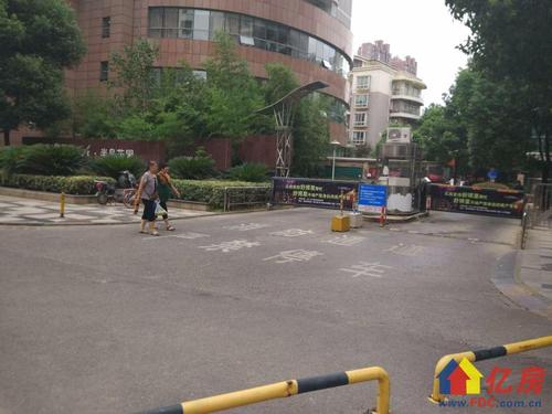武汉市武昌洪山区珞狮南路465-1号有个什么公司？ 麻烦朋友们看一下，哪里有个步步佳换面鞋连锁店吗？