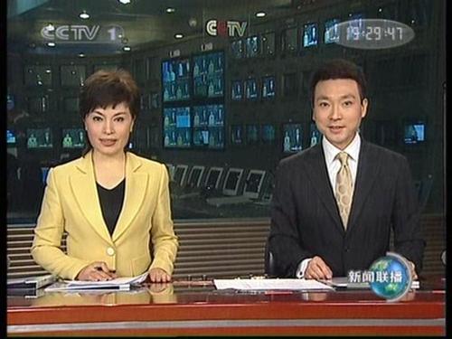 新闻联播主持人一个月的工资是多少？