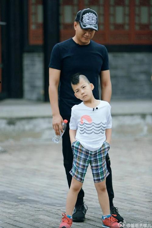 胡军儿子康康12岁身高赶超妈妈，如今的他怎样了？