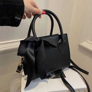 想入手搭配秋冬季衣服的时尚手提包，有哪些推荐？