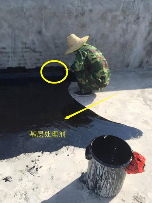 (屋面一)刷基层处理剂一遍；二层1.5厚氯化聚乙烯橡胶共混防水卷材 ;满铺0.5厚聚乙烯薄膜隔离层；40厚C3