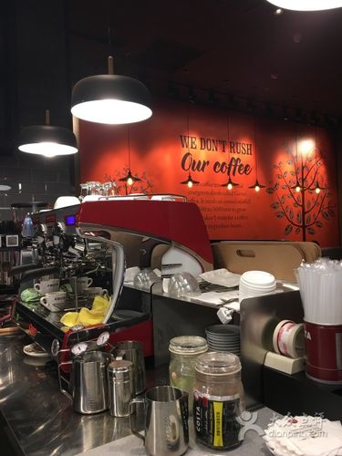 coffee  bene是像costa和星巴克那样自拿自取的还是会送餐到座位上的？zoo  coffe