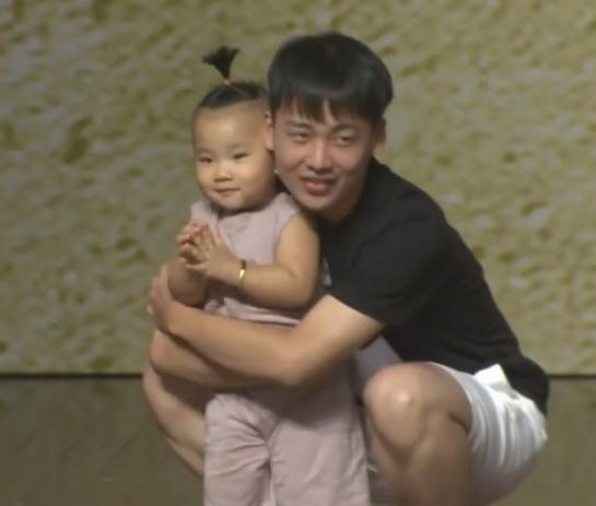 郭德纲小儿子近照曝光，肉乎乎很可爱，后妈待郭麒麟比亲妈还好，你怎么看？