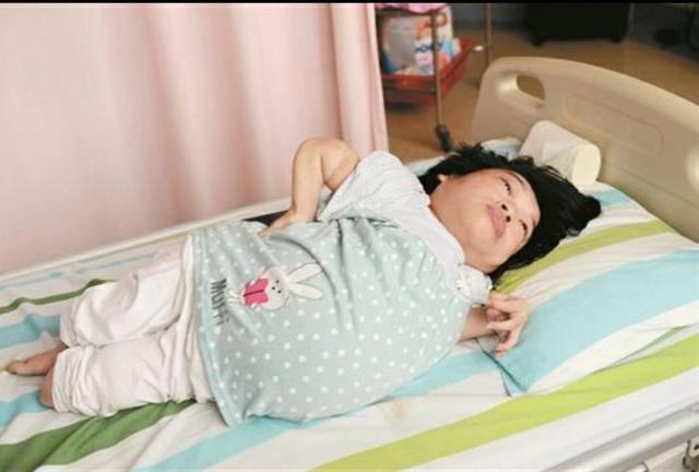 身高89厘米，高龄产妇“瓷娃娃”冒险产女，如今怎样？