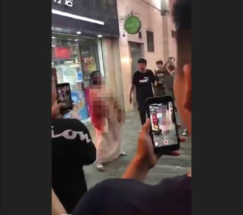 24岁苏州女孩，深夜裸奔被围观，人性最丑恶的样子是什么样子？