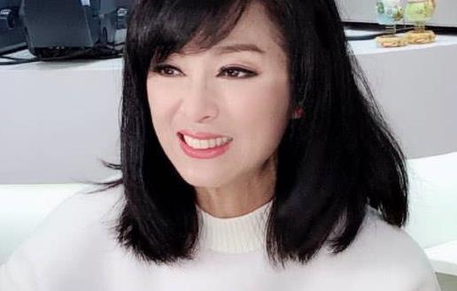 64岁米雪被赞有冻龄神功，是真的颜值过硬还是美颜有功？