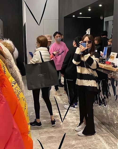 王思聪与两美女现身太古里，他每次带的都是哪种类型的？