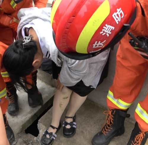 女孩上学途中低头玩手机把脚卡入下水道，她是如何脱困的？