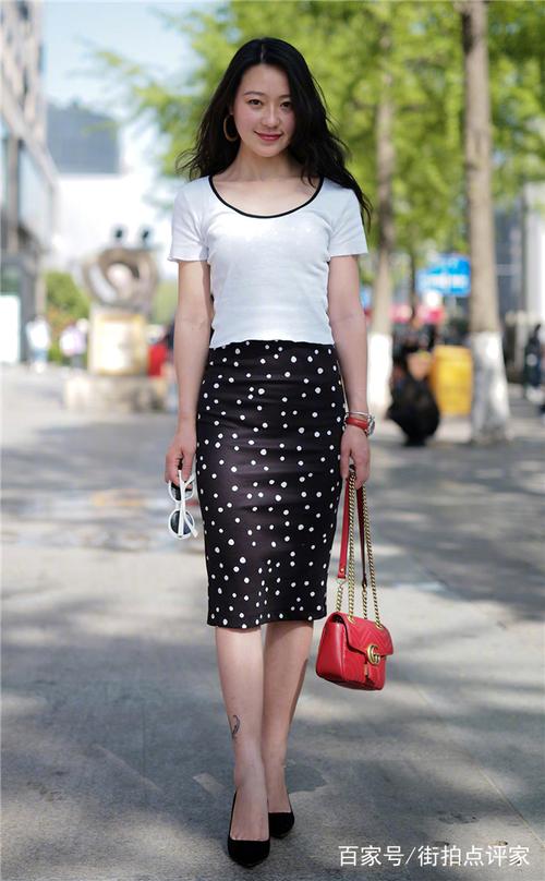 氧气女神演员刘慧最新街拍，女生如何穿搭才颇显清纯？
