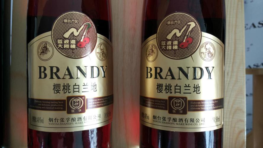 樱桃白兰地很多人喜欢，樱桃白兰地是用什么作原料酿制的？