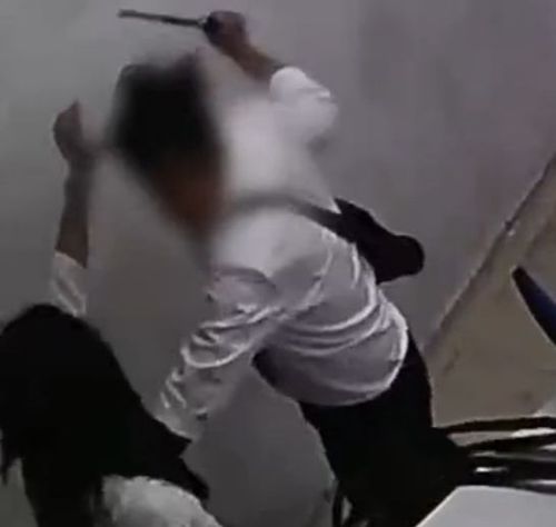 广东一男子因求爱失败而将女子掐死后封在水泥柱中，案件的经过是怎样的？