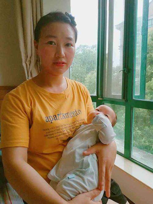 学生月嫂受热捧 网友：女大学生伺候好产妇吗