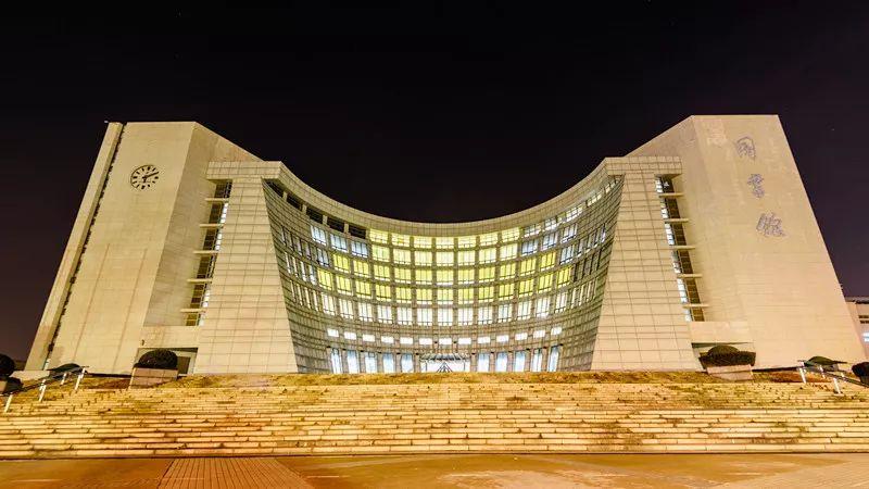 上海大学校园内有哪些地标性建筑？