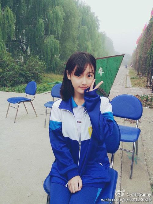 求穿蓝色校服短发帅气高中生的图片，谢谢！