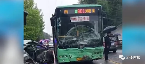 湖南一轿车与公交车相撞致4死2伤，导致事故的原因是什么？