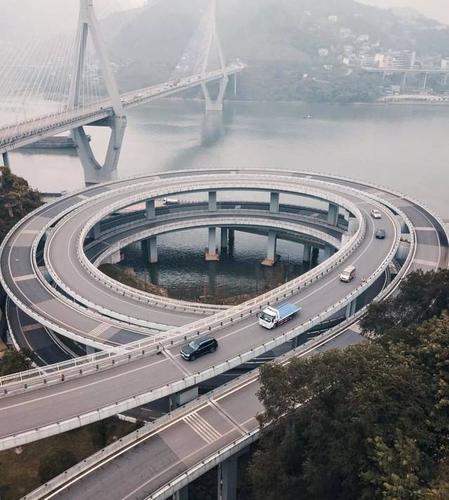 重庆巴南区一条大波浪形公路走红，开车如坐过山车，你怎么看待这样的设计？