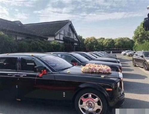 有个视频小伙子开着一排豪车去迎娶去世的女友是真的吗