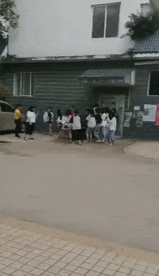 某校男女同学在路边被拍最后开除