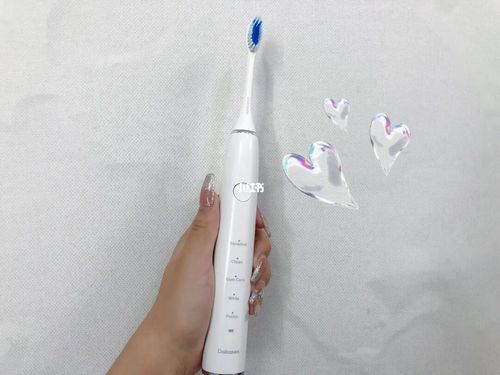 如何用电动牙刷刷牙，跟手动牙刷一样吗？