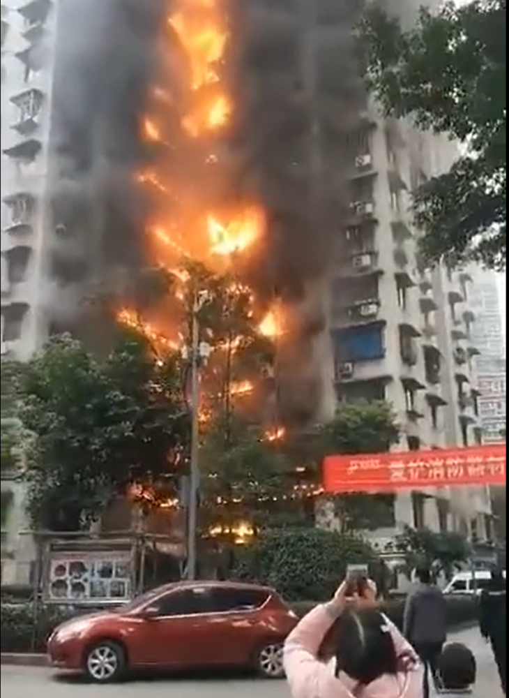 双流大市场的消防通道都给大棚，汽车，等堵死了，发生大火怎么办