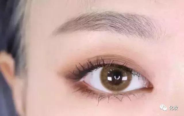 小眼睛的MM怎么化妆显眼大 韩式大眼妆化妆步骤图解