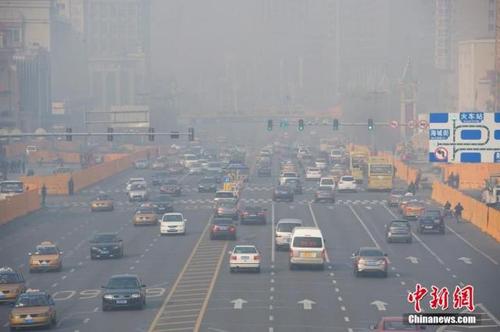 入冬以来，我国多地频现雾霾天气，为探究雾霾造成的昏暗天气对植物的光合作用是否有影响，小琳作出“昏暗