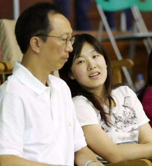 奥运冠军嫁入豪门的父女恋，5年生3胎，现状怎样了？