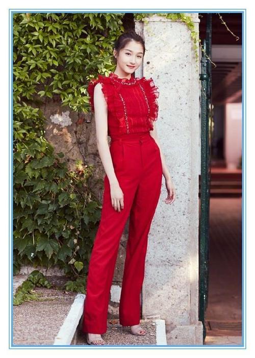 关晓彤机场穿红色短裤套装展现长腿，这大白腿你爱了吗？