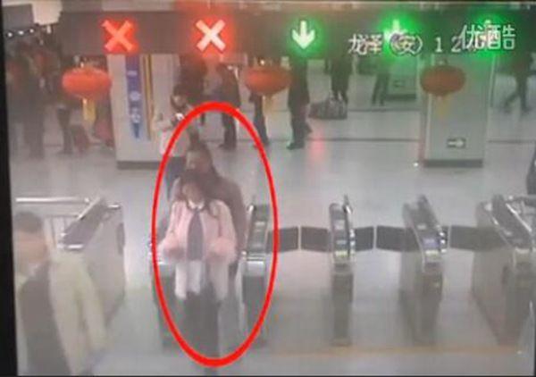 武汉一女子坐地铁贴身进闸逃票两个月，她的行为到底有多恶劣？