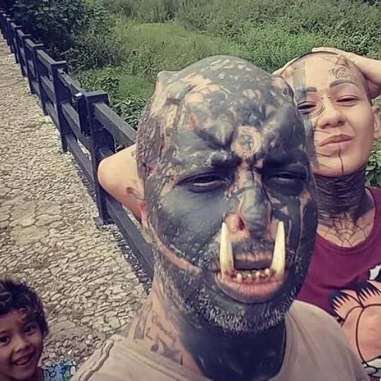 巴西男子花7年整成魔戒半兽人，如何看待这种行为？