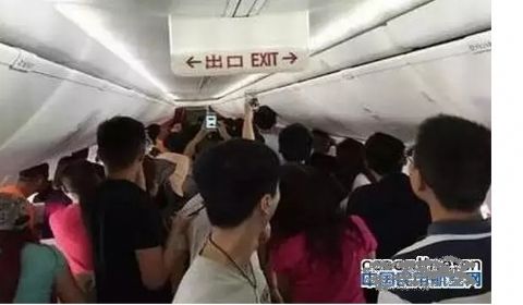 2乘客机上殴打空乘被判多久？