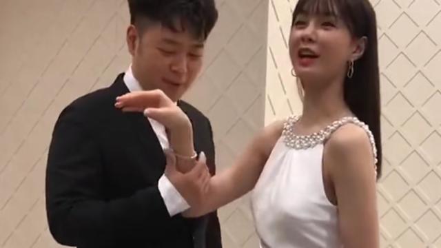 近日杜海涛敷面膜录制切土豆视频中指戒指抢镜，和沈梦辰的好事将近了吗？