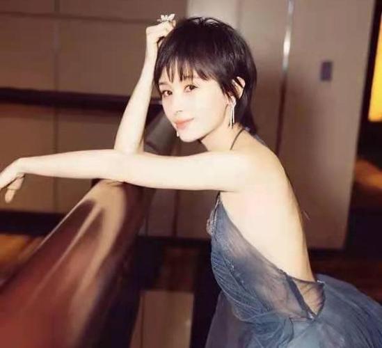 王子文拍电影，一条纱裙少女感十足，侧身摆拍亮点明显，这些你看过吗？