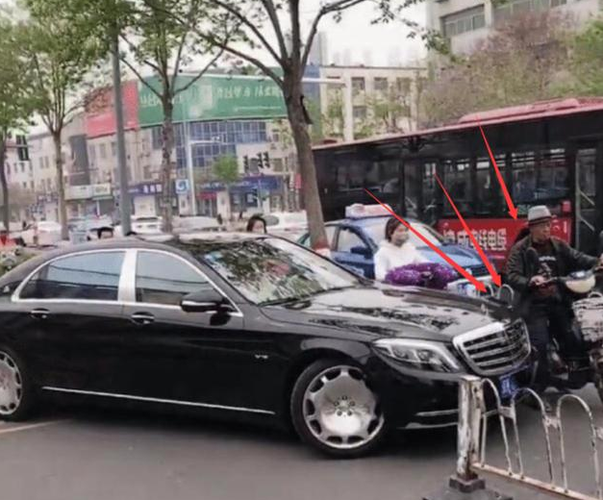 广西一迈巴赫仗车贵强行加塞被撞，结果发生了什么？