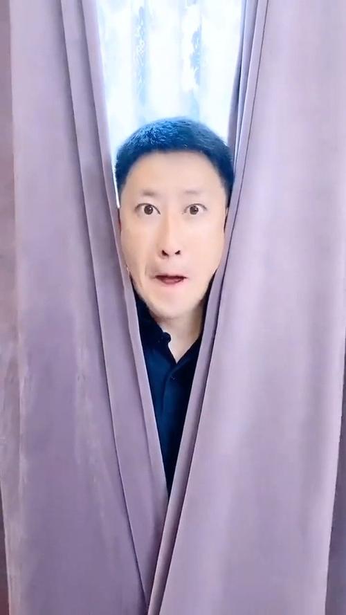 于震短视频放飞自我，假摔动作过于妖娆，怎么成网红了？