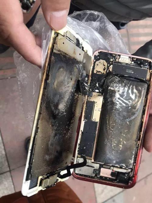 新乡一男子手机放口袋里后发生自燃，导致手机自燃的原因是什么？