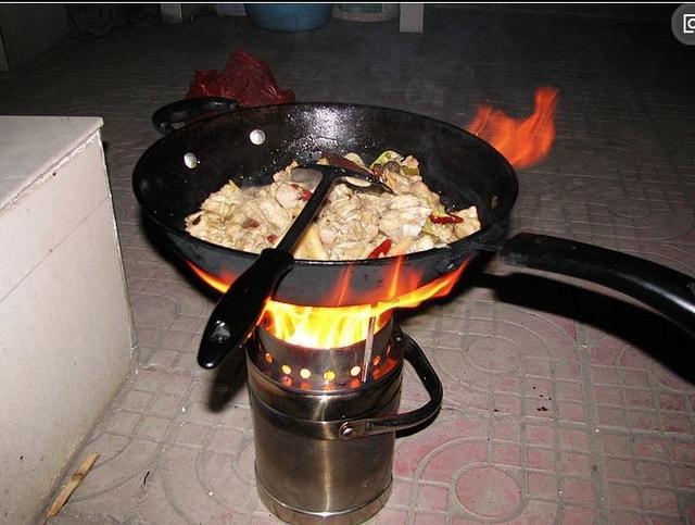 金华神灶，为什么从没有见到柴火放在什么地方？怎么用也没有看到，只是看到火冒三丈却见不到操作的过程？