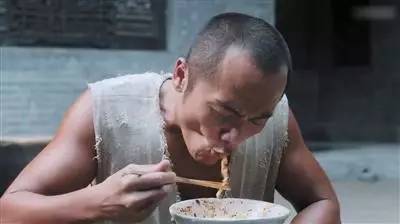 演员拍戏吃面为什么都是清淡的？