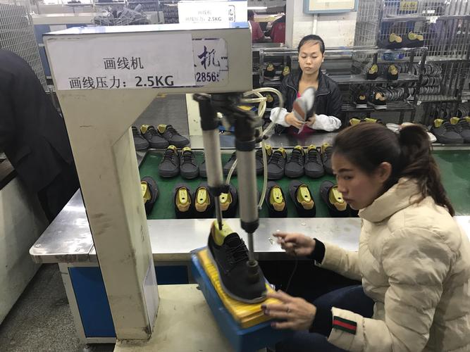 现在鞋厂的鞋子是什么机器做的？全部都是手工吗？