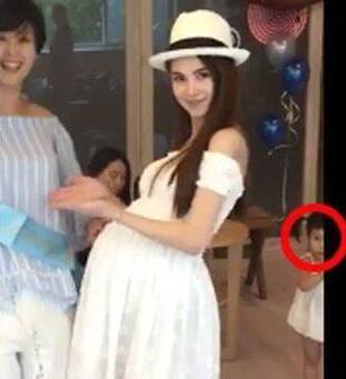 小周周正脸漂不漂亮？