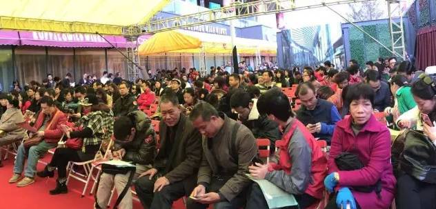 百万富翁排队抢房的背后原因是什么？