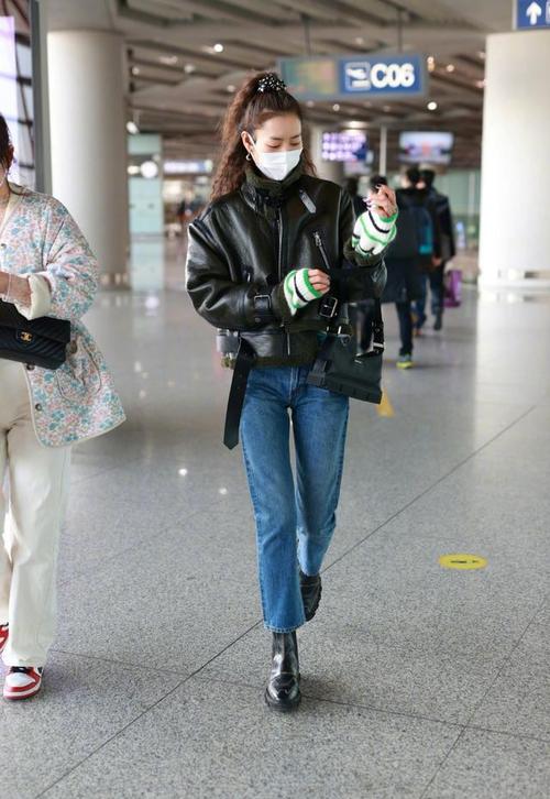 女皮衣搭配什么裤子
