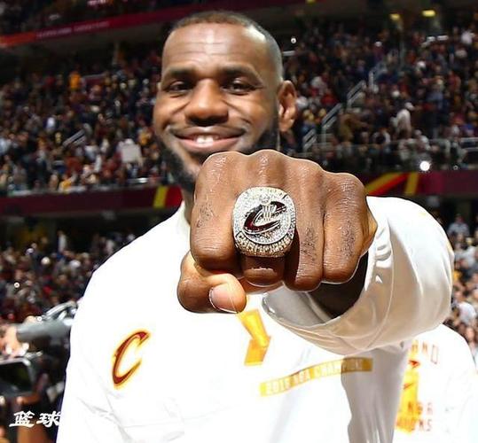 NBA西部决赛的颁奖典礼上，詹姆斯在干什么？