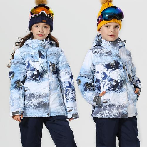 滑雪服在滑雪中的作用很大，对于滑雪服我们应该如何选择呢？