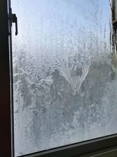 冬季窗户上的冰花在玻璃内侧还是外侧？冰花是如何形成的？