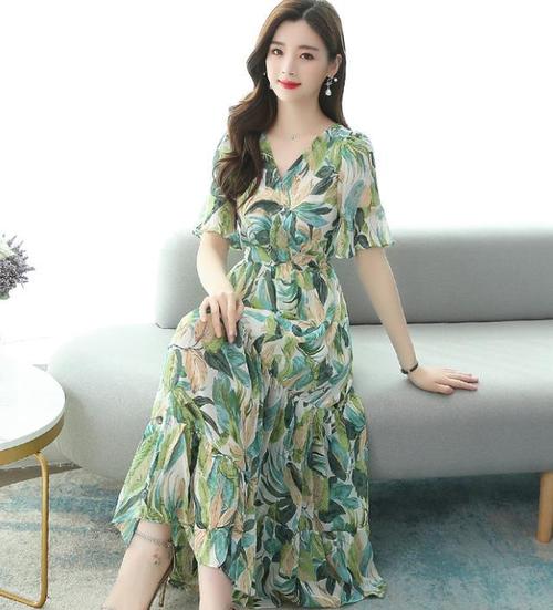 连衣裙搭配什么衣服？